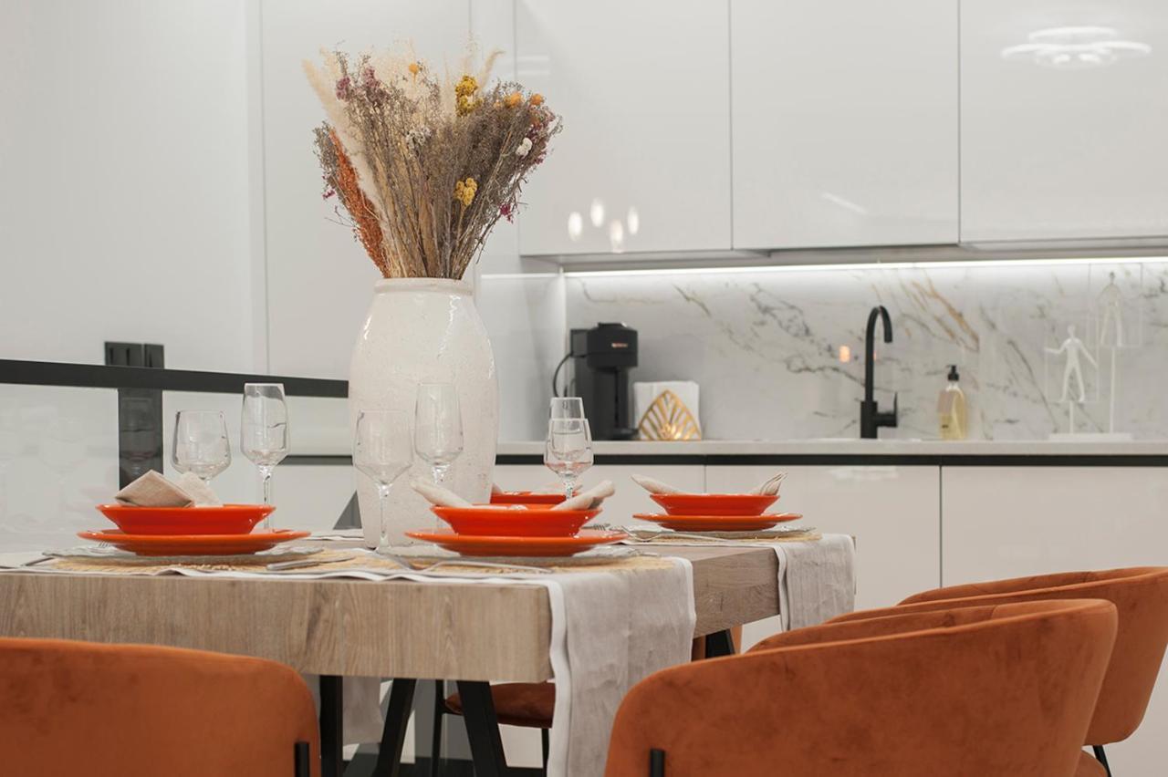 Exclusive Moraleja - Collection L - Eleven Host *